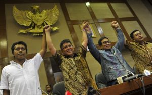 Anggota DPR Fraksi PDIP Adian Napitupulu (kiri) bersama  anggota DPR Fraksi Nasdem Taufiqulhadi (kedua kiri), anggota DPR Fraksi Hanura Inas Nasrullah (kedua kanan) dan anggota DPR Fraksi PKB Arvin Hakim Thoha (kanan) mengangkat tangan bersama sebelum menyampaikan pernyataan sikap di Komplek Parlemen, Senayan, Jakarta, Jumat (20/11). Mereka menggulirkan mosi tidak percaya kepada Ketua DPR Setya Novanto dan mendesak Mahkamah Kehormatan Dewan segera memproses laporan Menteri ESDM Sudirman Said atas tindakan Setya Novanto. ANTARA FOTO/Puspa Perwitasari/foc/15.