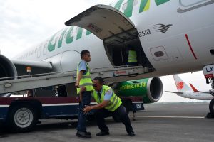 Petugas Aviation Security (Avsec) bandara memeriksa petugas porter usai memasukkan barang ke bagasi pesawat di Bandara Internasional Juanda, Surabaya, Jawa Timur, Selasa (5/1). Pemeriksaan tersebut sebagai salah satu upaya mengantisipasi pencurian barang bagasi penumpang pesawat.  ANTARA FOTO/Umarul Faruq/pd/16