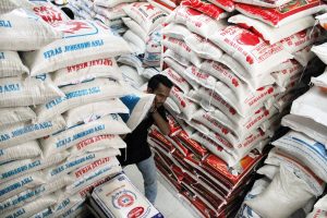 Pedagang mengangkut beras kelas medium di pusat penjualan beras pasar tradisional Inpres, Lhokseumawe, Provinsi Aceh, Jumat (22/1). Harga beras kemasan berbagai merek mengalami kenaikan dari Rp130 ribu/15 kg menjadi Rp150 ribu/15 kg yang dipicu menipisnya stok beras dan naiknya biaya transportasi. ANTARA FOTO/Rahmad/16