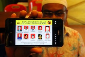 Warga memperlihatkan sejumlah foto dan nama Daftar Pencarian Orang (DPO) tindak pidana terorisme yang disebar melalui internet di Lhokseumawe, Provinsi Aceh. Jumat (22/1). Mabes Polri menginstruksikan kepada seluruh Kepolisian Daerah untuk menyebar poster berisikan foto DPO teroris untuk membantu kepolisian memburu anggota teroris pasca ledakan bom di Jakarta. ANTARA FOTO/Rahmad/foc/16.