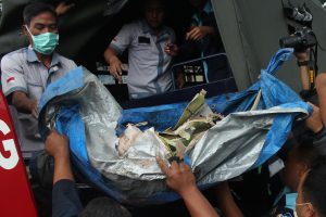 Petugas mengangkut puing-puing pesawat latih tempur Super Tucano yang jatuh di permukiman warga di Jalan LA Sucipto, Malang, Jawa Timur, Rabu (10/2). Pesawat latih tersebut diperkirakan jatuh pukul 10.15 WIB. ANTARA FOTO/Ari Bowo Sucipto/aww/16.