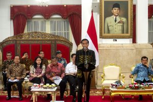 Presiden Joko Widodo menyampaikan pengantar dalam sidang kabinet paripurna di Istana Negara, Jakarta, Rabu (10/2). Sidang kabinet tersebut membahas soal penyusunan Rencana Kerja Pemerintah (RKP) Tahun 2017, percepatan integrasi RPJMN 2015-2019 dengan Rencana Tata Ruang Wilayah (RTRW) dan Daftar Negatif Investasi (DNI). ANTARA FOTO/Widodo S. Jusuf/kye/16.