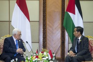 Presiden Joko Widodo (kanan) melakukan pertemuan bilateral dengan Presiden Palestina Mahmoud Abbas (kiri) di sela rangkaian KTT Luar Biasa ke-5 OKI mengenai Palestina dan Al-Quds Al-Sharif di JCC, Jakarta, Minggu (6/3). Dalam pertemuan tersebut kedua kepala negara membahas soal dukungan Indonesia terhadap perjuangan kemerdekaan Palestina yang telah dan terus dilakukan baik melalui hubungan bilateral maupun forum regional dan internasional. ANTARA FOTO/OIC-ES2016/Widodo S. Jusuf/pras/par/16.
