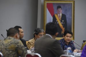 Ketua KPU Husni Kamil Manik (kanan) memimpin rapat koordinasi dengan Wakil Ketua KPK Laode Muhammad Syarif (kedua kanan) bersama perwakilan BNN dan IDI di Gedung KPU, Jakarta, Senin (21/3). Rapat evaluasi tahapan pencalonan Pilkada 2015 itu membahas adanya kepala daerah yang dilantik terjerat kasus narkoba serta keharusan pasangan kepala daerah melaporkan  harta kekayaan.  ANTARA FOTO/Hafidz Mubarak A./pd/16