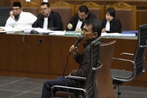 Gubernur Sumatera Utara nonaktif Gatot Pujo Nugroho (kanan) memberikan kesaksian dalam sidang terdakwa kasus suap APBD Sumatera Utara dan Hak Interpelasi DPRD Sumut Kamaluddin Harahap (kiri) di Pengadilan Tipikor, Jakarta, Rabu (2/3). Dalam sidang tersebut Jaksa Penuntut Umum KPK menghadirkan Gatot yang juga terlibat dalam kasus itu. ANTARA FOTO/Sigid Kurniawan/aww/16.