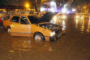 Satu unit mobil ditinggal pemiliknya karena rusak saat banjir melanda kawasan Jalan Pulau Pinang Medan, Sumatra Utara, Rabu (25/5). Hujan yang mengguyur selama beberapa jam dan drainase yang buruk menyebabkan sejumlah kawasan di Kota Medan terendam banjir. ANTARA FOTO/Septianda Perdana/kye/16
