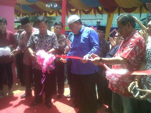 Wakil Walikota Drs H.Ismail bersama tokoh masyarakat H.Zulkifli Amsar memotong pita diresminya Vihara Huat Cu Keng Tanjung Balai