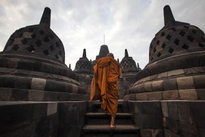 Seorang biksu melakukan ziarah di Candi Borobudur, Magelang, Jateng, Jumat (20/5). Ziarah yang diikuti oleh para biksu dan umat Budha itu guna merefleksikan ajaran Sang Budha serta untuk menyambut Waisak 2560 BE/2016. ANTARA FOTO/Andreas Fitri Atmoko/aww/16.