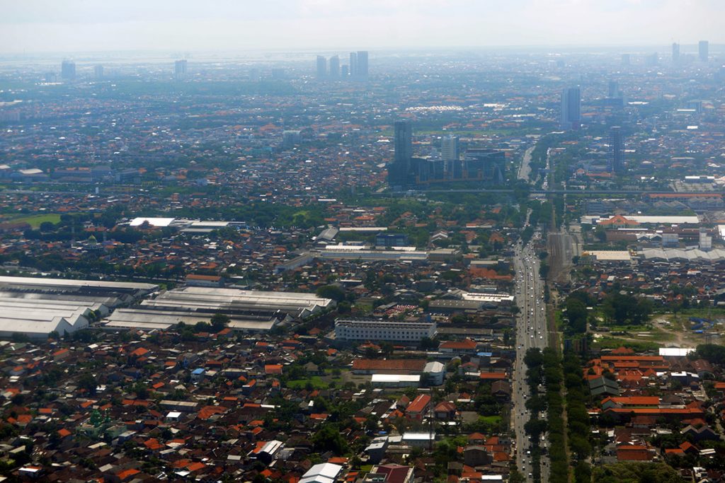 Foto udara kawasan padat penduduk di Surabaya, Jawa Timur, Sabtu (9/7). Real Estate Indonesia (REI) menyatakan, Jawa Timur masih merupakan kawasan prospektif untuk menggarap bisnis properti dengan jumlah kebutuhan hunian (Back Log) saat ini yang mencapai sekitar 670.000 rumah. ANTARA FOTO/Irfan Anshori/aww/16.