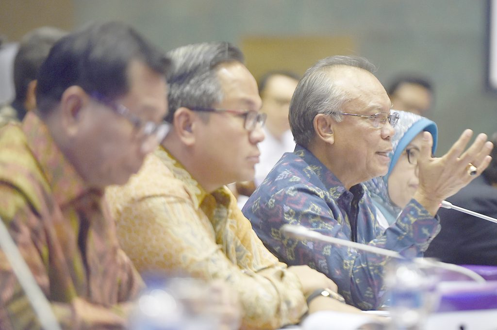 Kepala Eksekutif Pengawas Perbankan OJK Nelson Tampubolon (kedua kanan) bersama Kepala Eksekutif Pengawas Pasar Modal OJK Nurhaida  (kanan), Direktur Utama Bank Mandiri Kartiko Wirjoatmodjo (kedua kiri) dan Direktur Utama BRI Asmawi Syam mengikuti rapat dengar pendapat dengan Komisi XI di Komplek Parlemen Senayan, Jakarta, Rabu (20/7). Rapat tersebut membahas tindak lanjut program UU tax amnesty atau pengampunan pajak. ANTARA FOTO/Puspa Perwitasari/ama/16