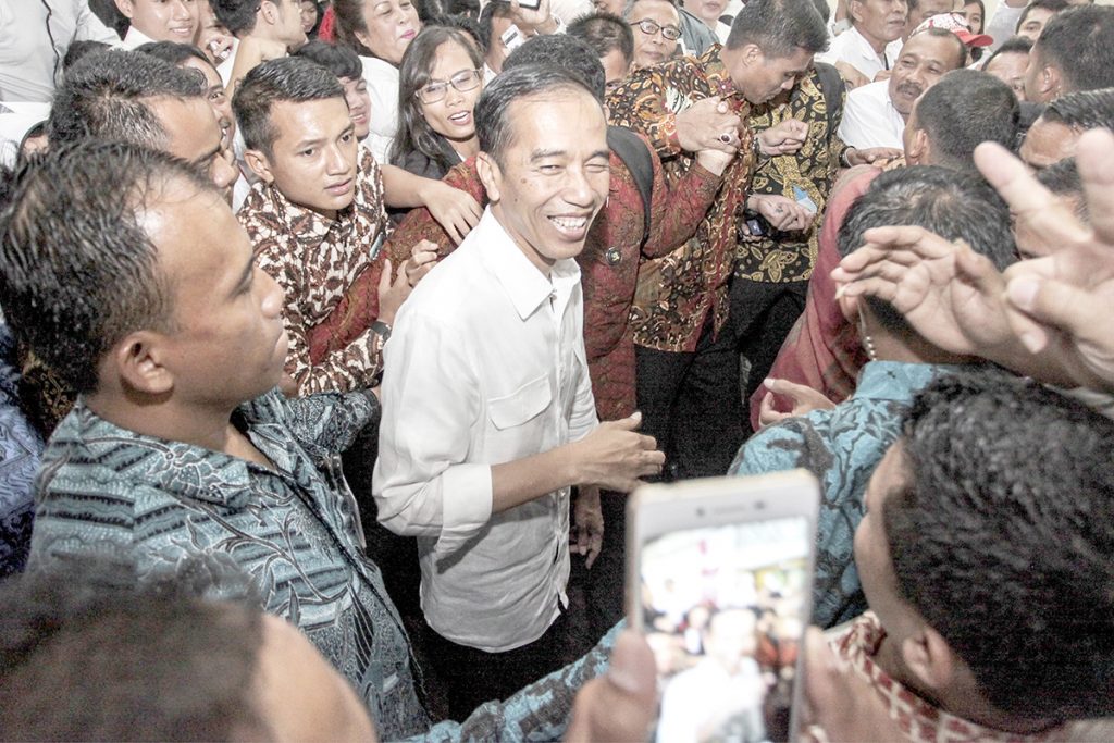 Presiden Joko Widodo menyapa pendukung Jokowi saat menghadiri pada acara Silaturahmi Nasional Pendukung Jokowi 2016 di Jakarta, Minggu (24/7). Acara yang diselenggarakan seluruh pendukung jokowi tersebut mengambil tema Meneguhkan Nawacita Bersatu Mendukung Penuh Kerja Presiden Rakyat. ANTARA FOTO/Muhammad Adimaja/nz/16