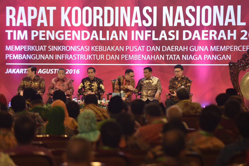 Presiden Joko Widodo didampingi Menko Perekonomian Darmin Nasution (kedua kiri), Menko Kemaritiman Luhut Panjaitan (kiri), Menko Polhukam Wiranto (kedua kanan), Gubernur Bank Indonesia Agus Martowardojo (ketiga kanan) dan Mendagri Tjahjo Kumolo (kanan) memimpin Rapat Koordinasi Nasional VII Tim Pengendali Inflasi Daerah 2016 di Jakarta, Kamis (4/8). Rakornas yang dihadiri kepala daerah tingkat provinsi serta kabupaten/kota tersebut dilaksanakan untuk mendorong sinergi pemerintah pusat, pemerintah daerah, dan bank sentral dalam mengatasi masalah struktural infrastruktur pangan dan tata niaga pangan, serta memperkuat "road map" target pengendalian inflasi nasional sebesar 3,5 persen pada 2018. ANTARA FOTO/Puspa Perwitasari/kye/16