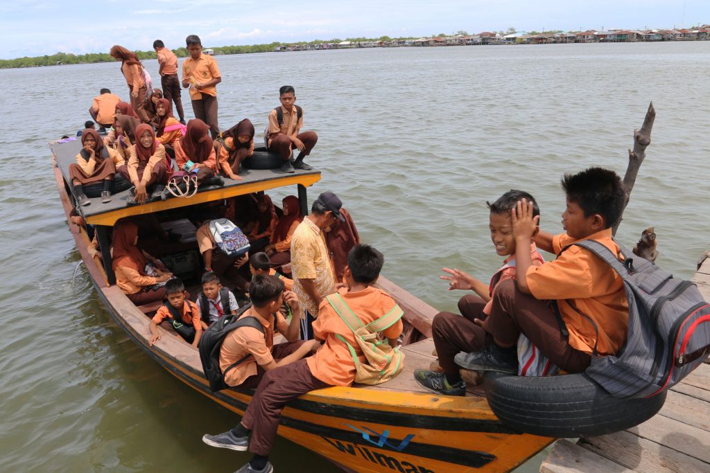 Puluhan siswa berada di kapal motor ketika akan menyeberang ke Kampung Nelayan Belawan, Medan, Sumatra Utara, Jumat (26/8). Kapal motor dan sampan merupakan satu-satunya alat transportasi yang menghantarkan siswa dan warga ke lokasi tersebut. ANTARA FOTO/Irsan Mulyadi/kye/16