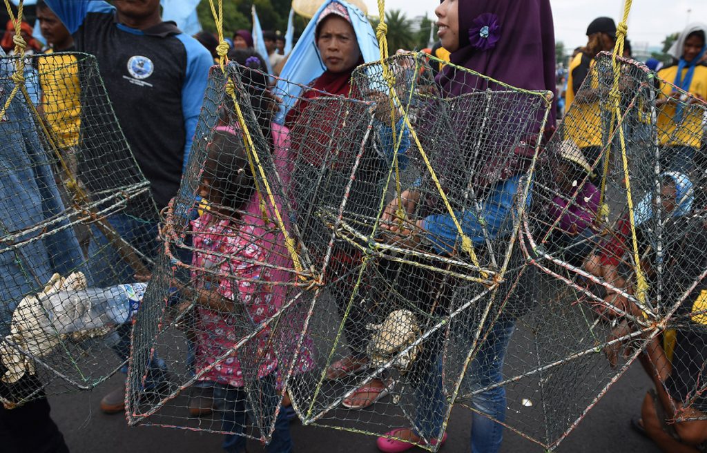 Puluhan nelayan dari berbagai daerah yang tergabung dalam Serikat Nelayan Indonesia (SNI) membawa rajungan ketika melakukan aksi di depan Istana Merdeka Jakarta, Selasa (23/8). Nelayan meminta pemerintah melindungi nelayan dengan memberantas perompak yang mulai marak di perairan Indonesia, khususnya di perairan Lampung yang mengambil hasil ANTARA FOTO/Wahyu Putro A/foc/16.