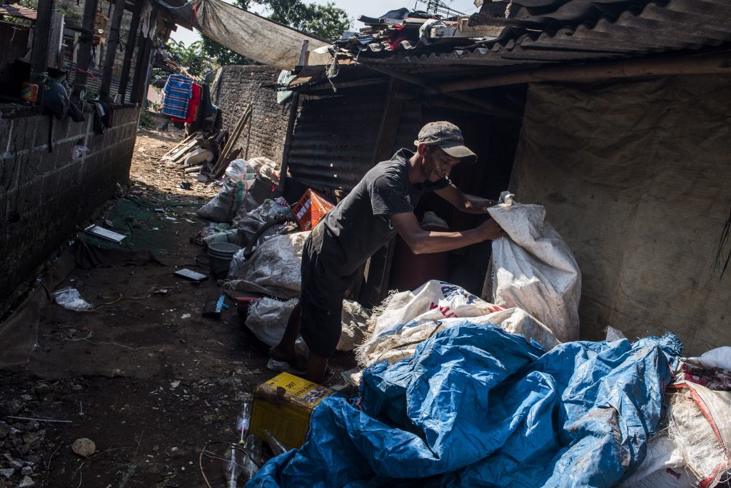 Warga memilah sampah di kawasan Cililitan, Jakarta, Selasa (2/8). Berdasarkan angka kemiskinan BPS DKI Jakarta, jumlah penduduk miskin pada bulan Maret 2016 mencapai 384,3 ribu orang 3,75 persen. Angka kemiskinan tersebut sedikit meningkat dibandingkan dengan keadaan pada September 2015 yaitu 3,61 persen namun menurun jika dibandingkan dengan kondisi Maret 2015 3,93 persen. ANTARA FOTO/M Agung Rajasa/pd/16