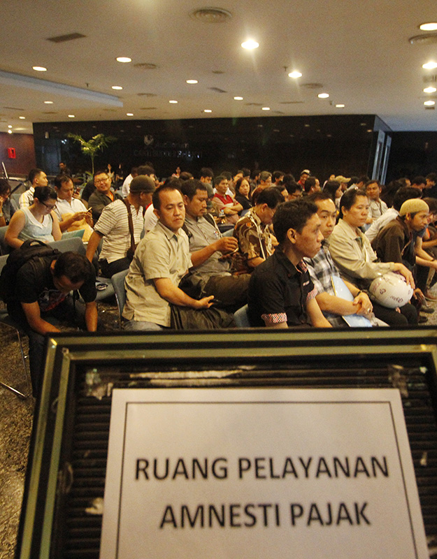 Sejumlah warga menunggu panggilan untuk ikut dalam program Tax Amnesty di Kantor Dirjen Pajak, Jl. Jenderal Gatot Subroto, Jakarta, Sabtu (24/9). Program Tax Amnesty digelar selama 9 bulan sejak 18 Juli hingga 31 Maret 2017 dan terbagi atas tiga periode masing-masing selama tiga bulan dengan jumlah tebusan amnesti Pajak per 23 September Rp 38,3 Triliun, Deklarasi dan Repatriasi Rp.1.604 Triliun. ANTARA FOTO/Reno Esnir/ama/16.