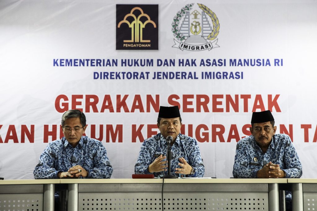 Dirjen Imigrasi Kementerian Hukum dan HAM Ronny F Sompie (tengah) didampingi Direktur Lalu Lintas Keimigrasian Maryoto Sumadi (kiri) dan Direktur Intelejen Keimigrasian Sulistiono (kanan) memberikan keterangan kepada media terkait hasil gerakan serentak penegakan hukum keimigrasian di Kantor Pusat Imigrasi, Jakarta, Jumat (28/10). Dari hasil penegakan hukum yang dilakukan di seluruh Indonesia pada periode Oktober 2016 telah terjaring 2698 orang asing yang melanggar peraturan keimigrasian. ANTARA FOTO/Muhammad Adimaja/kye/16