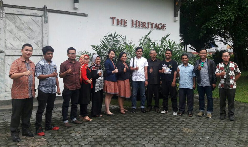 isvan==para jurnalis Riau foto bersama dengan humas AsianAgri Lidya Veronica Ginting