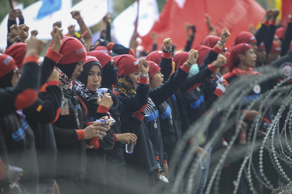 Ratusan buruh yang tergabung dalam Federasi Serikat Pekerja Metal Indonesia (FSPMI) Batam berunjuk rasa di depan Kantor Walikota Batam, Kepulauan Riau, Rabu (9/11). Dalam unjuk rasa tersebut mereka menuntut pemerintah supaya menghapus PP Nomor 78 Tahun 2015 tentang Pengupahan. ANTARA FOTO/M N Kanwa/ama/16.