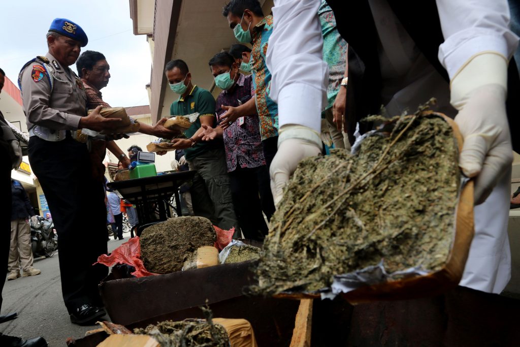Personel kepolisian menyusun barang bukti ganja kering untuk dimusnahkan, di Mapolrestabes Medan, Sumatera Utara, Jumat (18/11). Polisi memusnahkan 10 Kg sabu-sabu dan 15 Kg ganja kering, barang bukti dari delapan orang tersangka. ANTARA FOTO/Irsan Mulyadi/pd/16