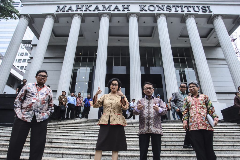 Menteri Keuangan Sri Mulyani (kedua kiri) bersama Dirjen Pajak Ken Dwijugiasteadi (kedua kanan) dan Sekjen Kementerian Keuangan Hadiyanto (kiri) meninggalkan gedung Mahkamah Konstitusi seusai mengikuti sidang putusan perkara Uji Materi Undang-Undang (UU) Tax Amnesty atau pengampunan pajak, Jakarta, Rabu (14/12). Mahkamah Konstitusi menolak uji materi Undang-undang No.11 Tahun 2016 tentang Pengampunan Pajak atau "tax amnesty" yang diajukan empat pemohon, yaitu Serikat Perjuangan Rakyat Indonesia, Leni Indrawati, Yayasan Satu Keadilan, serta DPP Serikat Buruh Sejahtera Indonesia dan Konfederasi Serikat Pekerja Indonesia. ANTARA FOTO/Muhammad Adimaja/kye/16