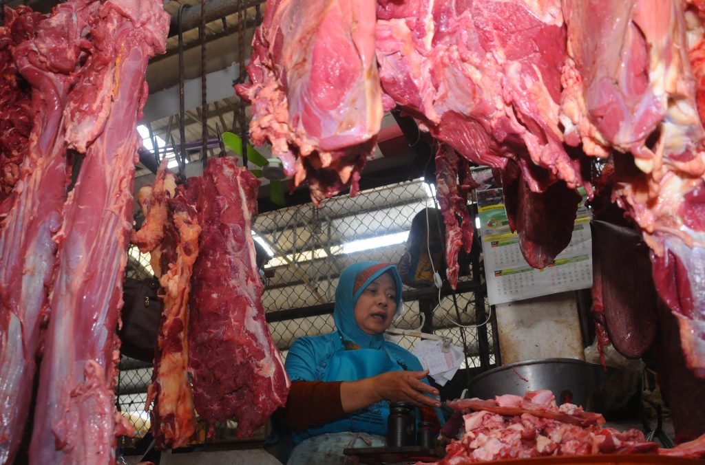 Seorang pedagang memotong daging sapi di Pasar Raya I, Salatiga, Jawa Tengah, Jumat (9/9). Menjelang perayaan Idul Adha 1437 H, sejumlah pedagang memilih untuk mengurangi stok daging sapi hingga 50 persen karena menurunnya penjualan. ANTARA FOTO/Aloysius Jarot Nugroho/aww/16.