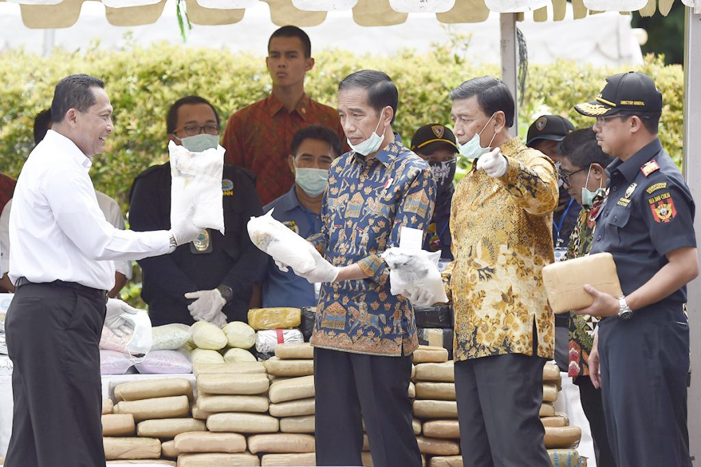 Presiden Joko Widodo (kedua kiri) didampingi Menkopolhukam Wiranto (kedua kanan), Kepala Badan Narkotika Nasional (BNN) Komjen Pol Budi Waseso (kiri) dan Dirjen Bea Cukai Heru Pambudi (kanan) memimpin pemusnahan barang bukti narkoba hasil tangkapan BNN di Silang Monumen Nasional, Jakarta, Selasa (6/12). Presiden menyatakan Indonesia perang besar terhadap narkoba. ANTARA FOTO/Puspa Perwitasari/aww/16.