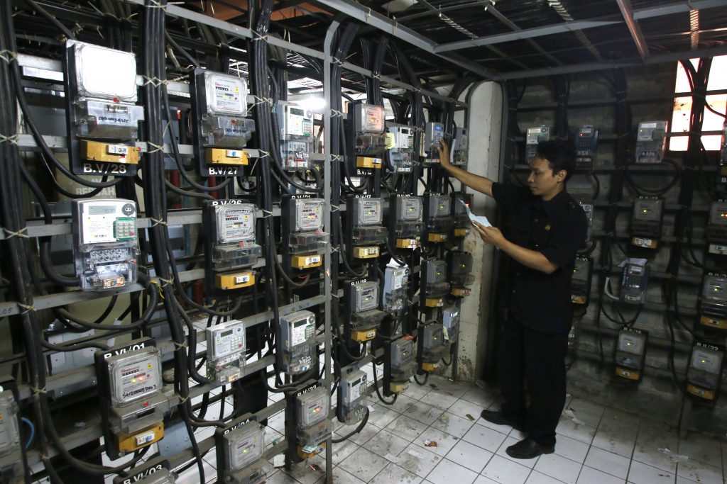 Petugas mengontrol meteran listrik di Rumah Susun Benhil, Jakarta, Kamis (5/11). Menteri Energi dan Sumber Daya Mineral (ESDM) Sudirman Said mengatakan pencabutan subsidi listrik bagi 23 juta pelanggan listrik rumah tangga berdaya 450 VA dan 900VA ditunda. ANTARA FOTO/Rivan Awal Lingga/15