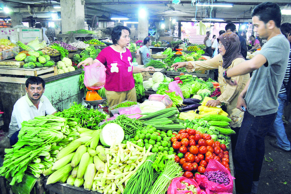 TURUN Para pembeli dan penjual melakukan transaksi sayur  