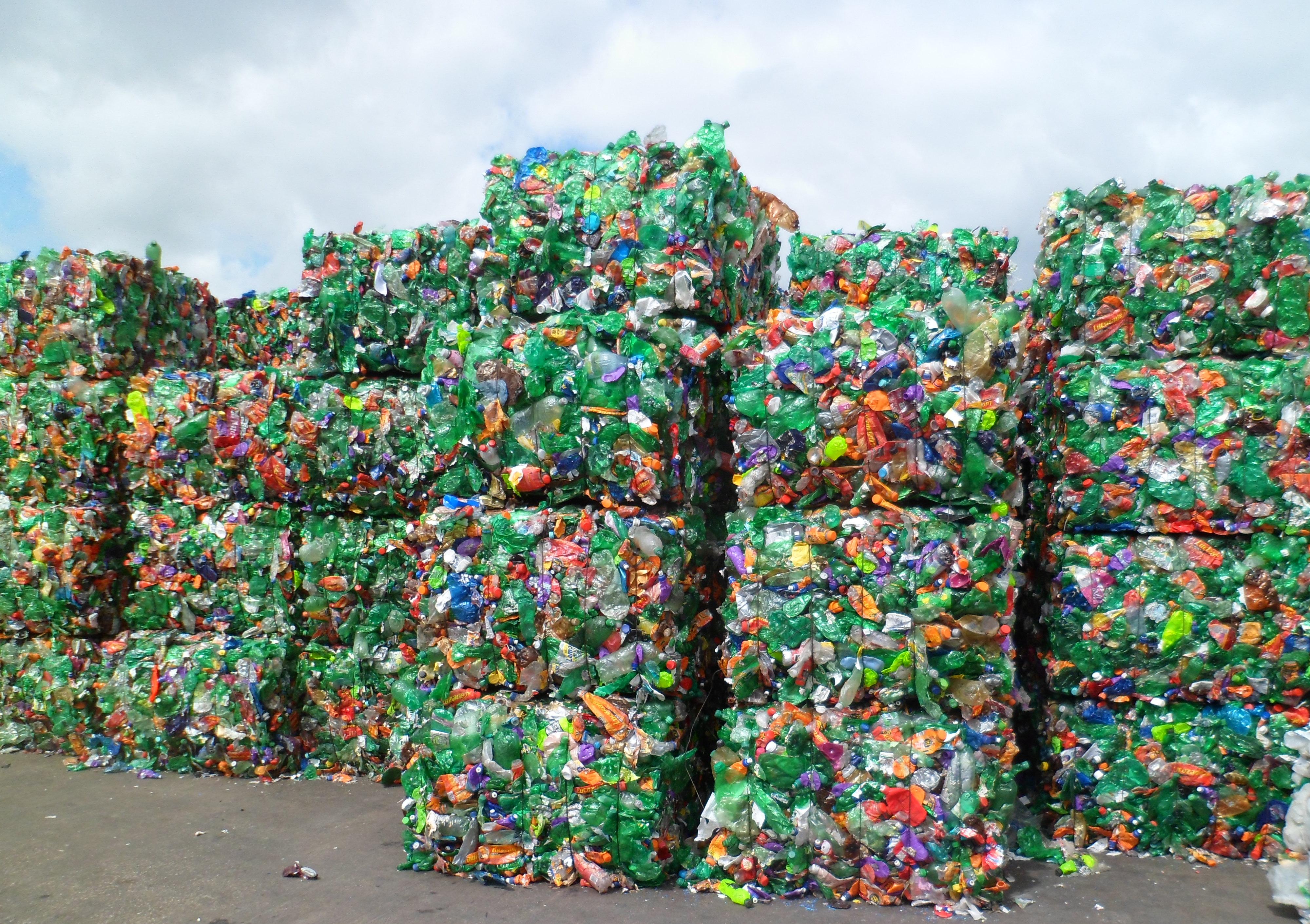 Втор купить. Пластиковые отходы. Переработка пластика. Пластиковые бутылки отходы. Утилизация пластмассовых отходов.