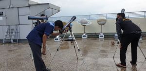 Tim Observasi Ilmu Falak UMSU melakukan pengamatan gerhana matahari. Ist